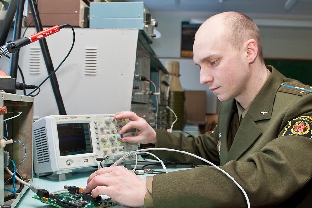 Белорусские военные создали твердое топливо для авиационных ракет